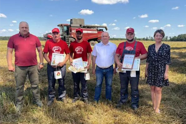 Семейный экипаж намолотил более тысячи тонн зерна.